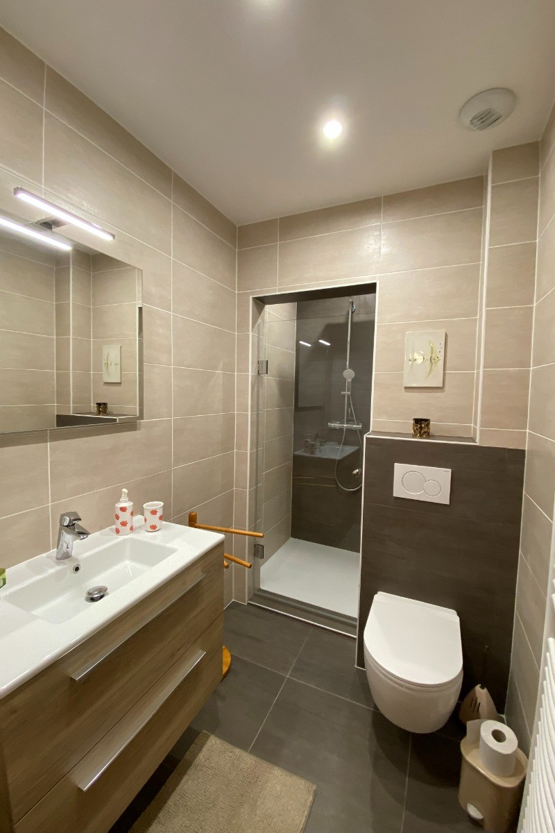 Salle d'eau avec douche à l'italienne