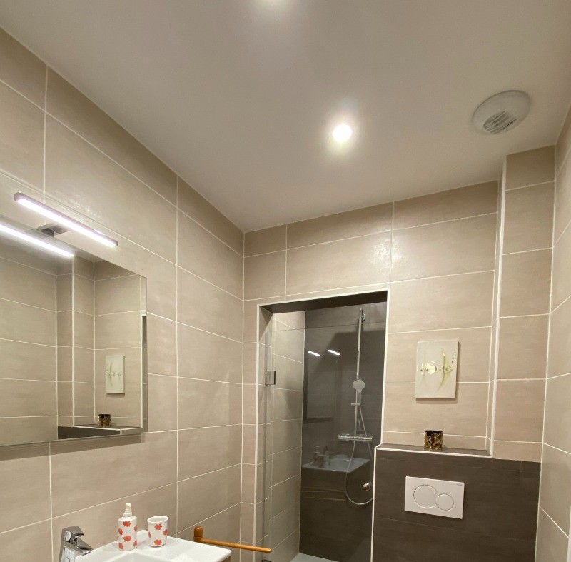 Salle d'eau avec douche à l'italienne