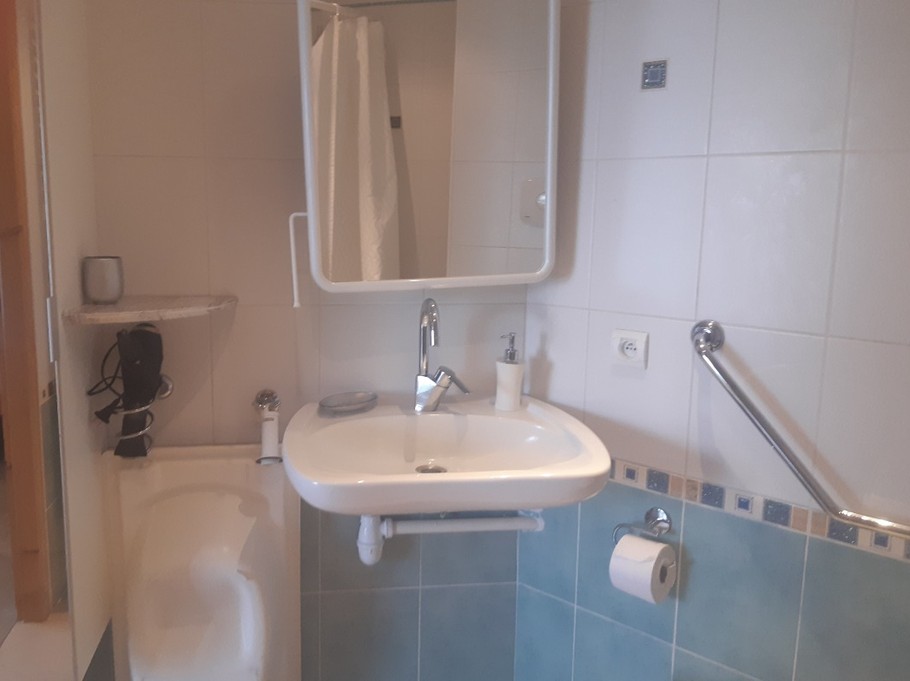 Salle d'eau labellisée handicapés - Gîte Les Coquelicots - Super Besse (Puy de Dôme, 63)