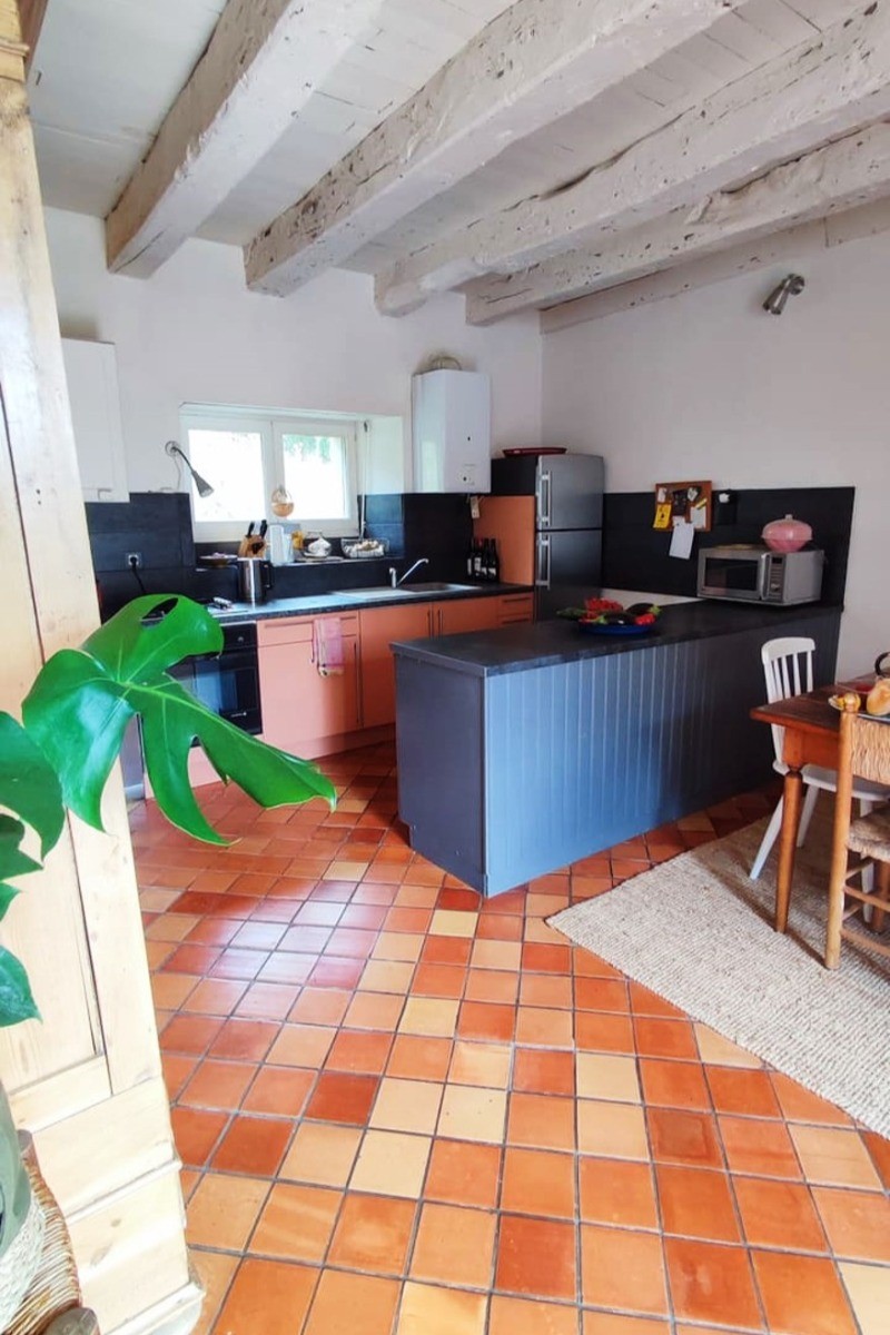 Cuisine bien équipée en vaisselle et ustensiles pour 10 personnes, avec table à manger, au RDC. Accès proche au salon de jardin pour des repas en extérieur. 
Crédits photo :  Mégane ARNAL