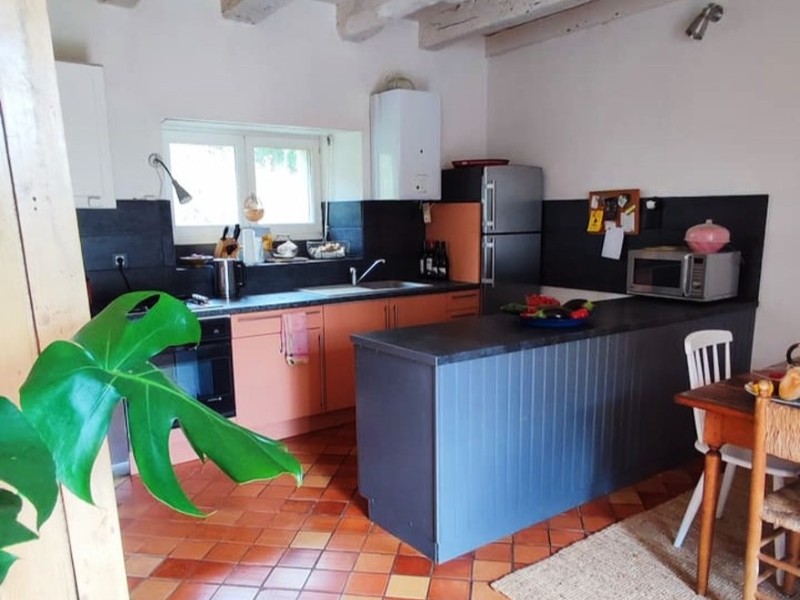 Cuisine bien équipée en vaisselle et ustensiles pour 10 personnes, avec table à manger, au RDC. Accès proche au salon de jardin pour des repas en extérieur.
Crédits photo : Mégane ARNAL