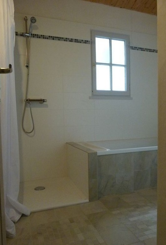 Salle de bain (douche + baignoire)