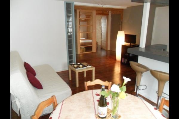 Salon avec canapé et table basse