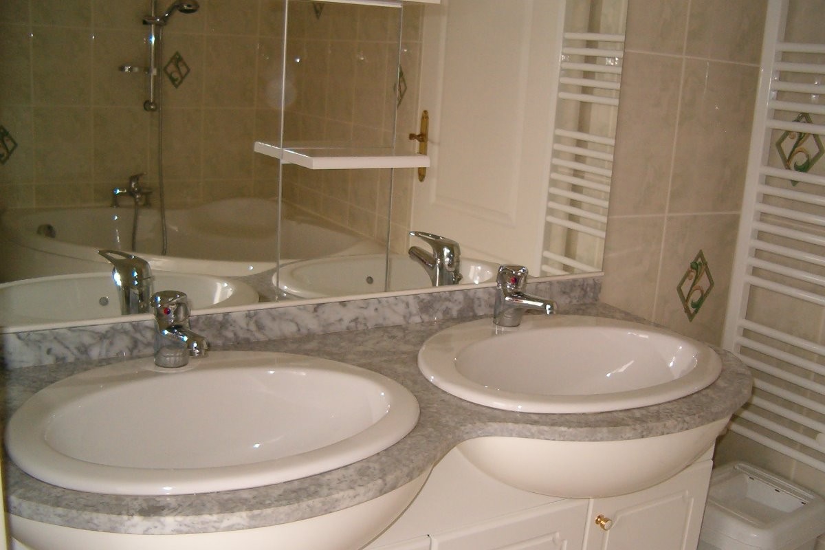 la salle de bain avec baignoire