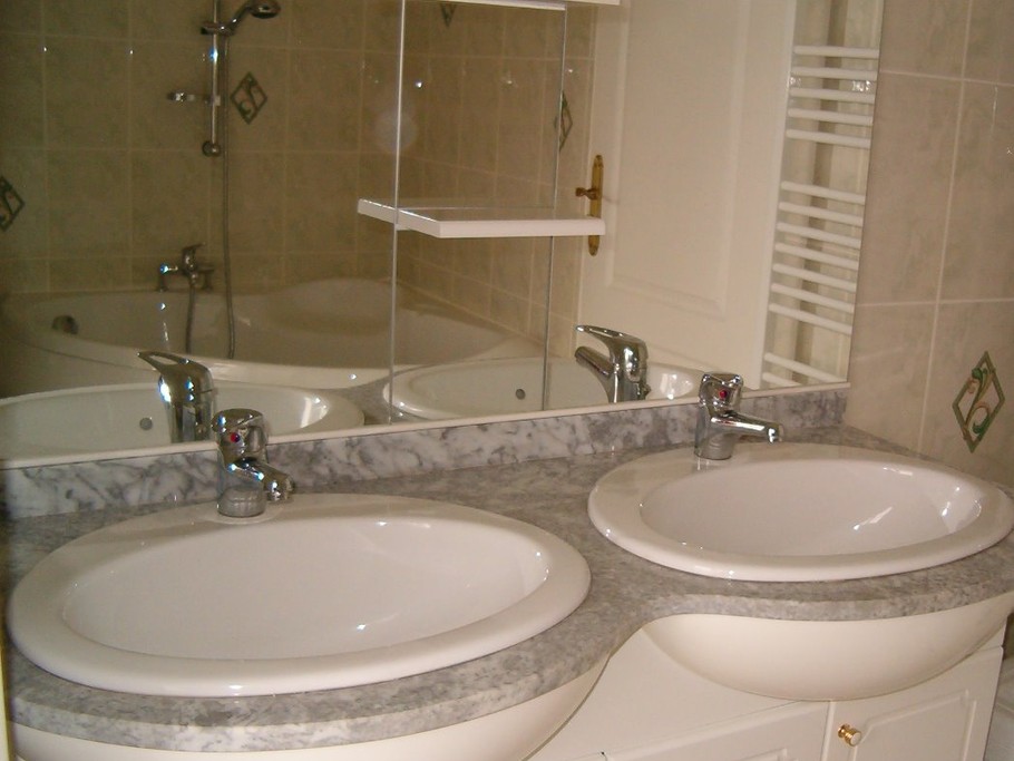 la salle de bain avec baignoire