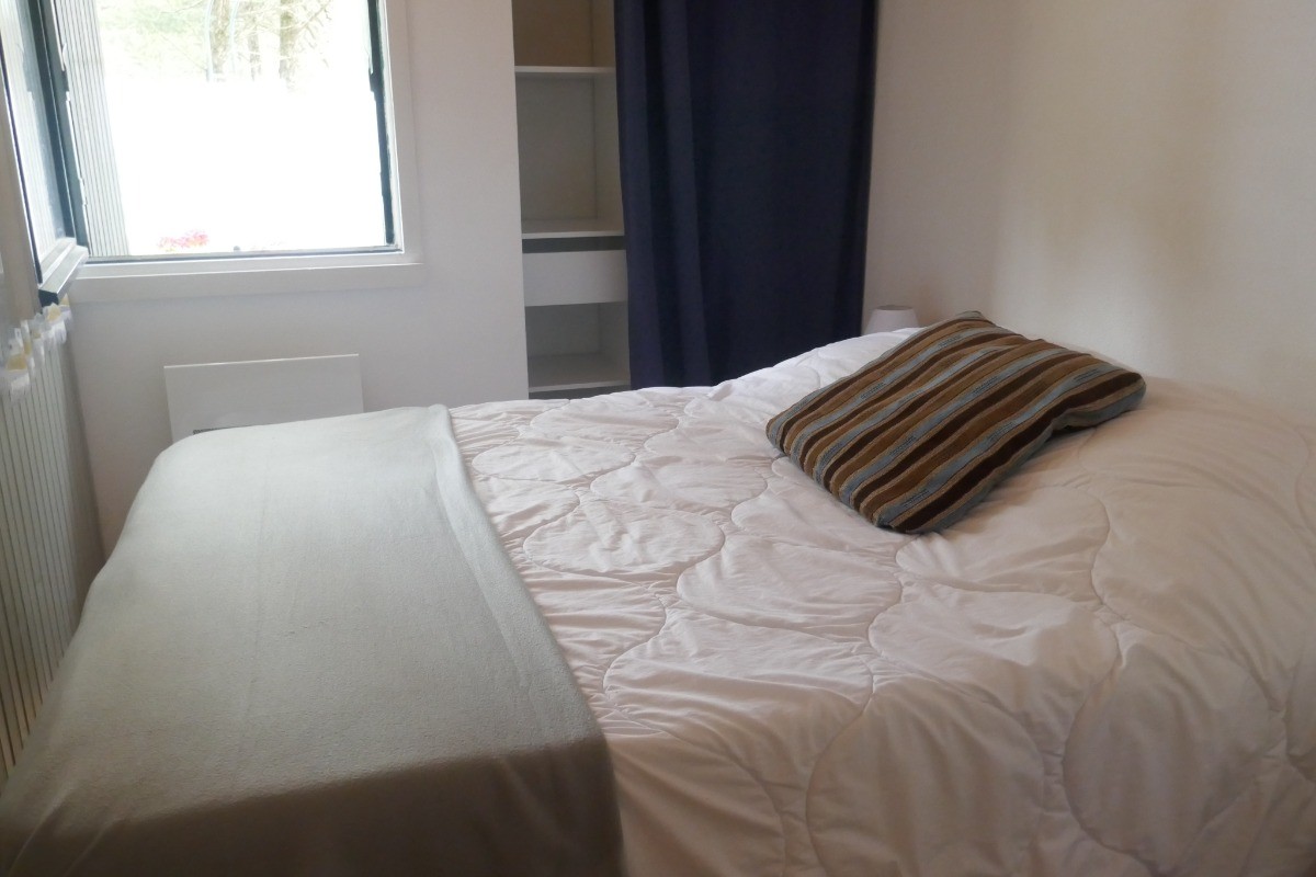 Chambre avec un lit en 140
