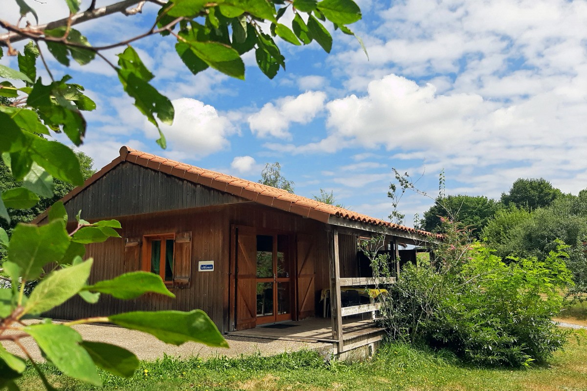 chalet en bois "Le Rossignol" vue dégagée sur piscine et collines