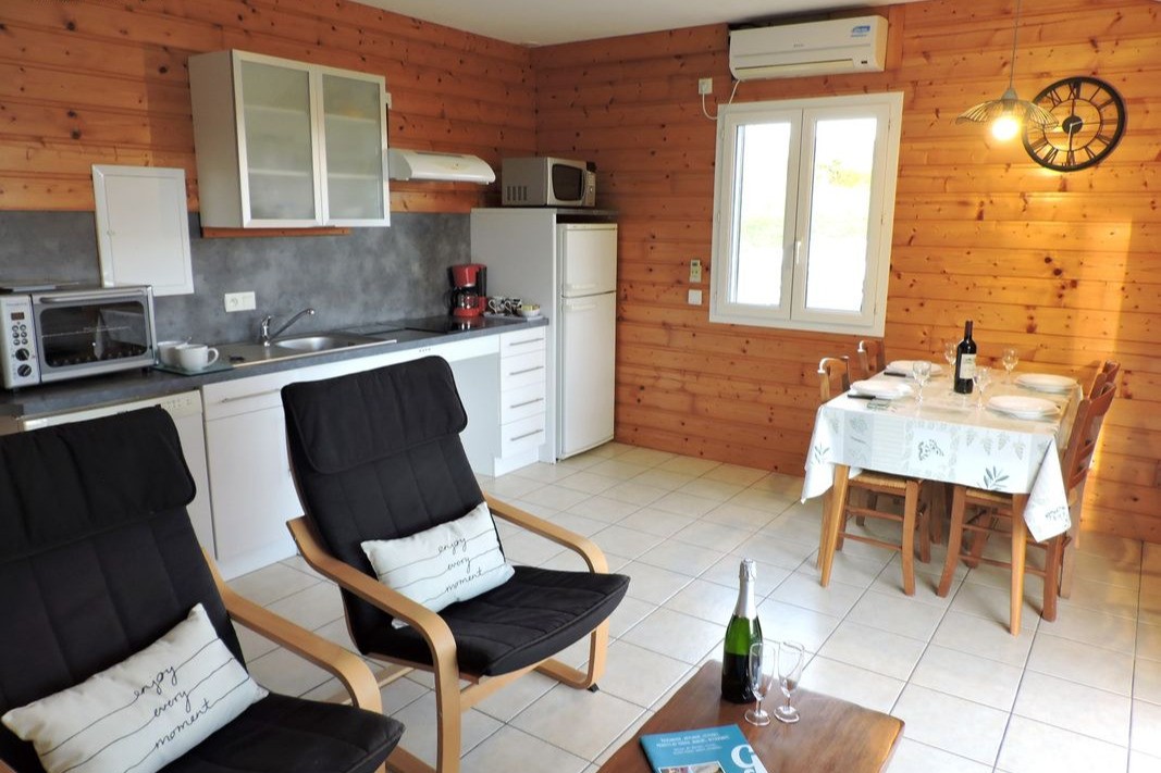Chalet Mélèze : équipé pour votre confort ! Salon, espace repas, cuisine équipée : lave-vaisselle, plaques induction, ...