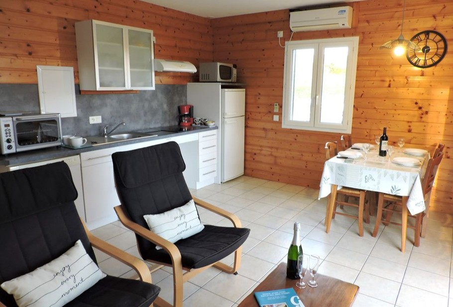 Chalet Mélèze : équipé pour votre confort ! Salon, espace repas, cuisine équipée : lave-vaisselle, plaques induction, ...