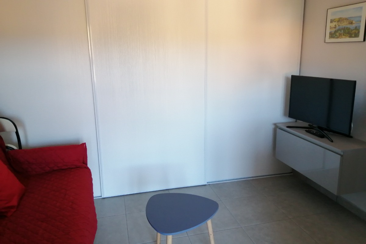 coin TV dans pièce à vivre avec accès WIFI et penderie murale