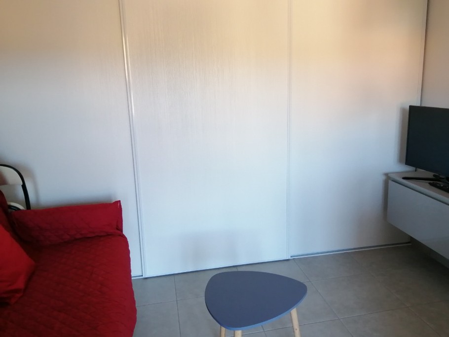 coin TV dans pièce à vivre avec accès WIFI et penderie murale