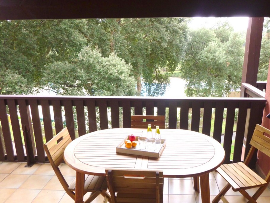 Terrasse donnant sur la piscine puis le golf