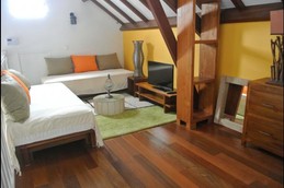 petit salon au niveau de la mezzanine avec 2 couchages