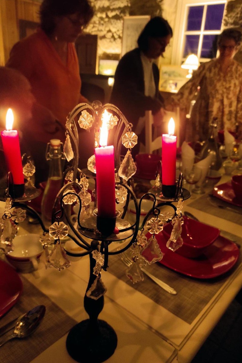 une TABLE D'HOTE conviviale et hors du temps