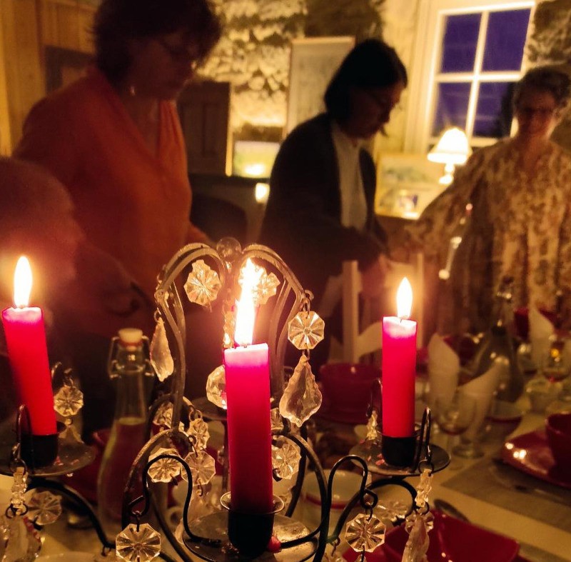 une TABLE D'HOTE conviviale et hors du temps