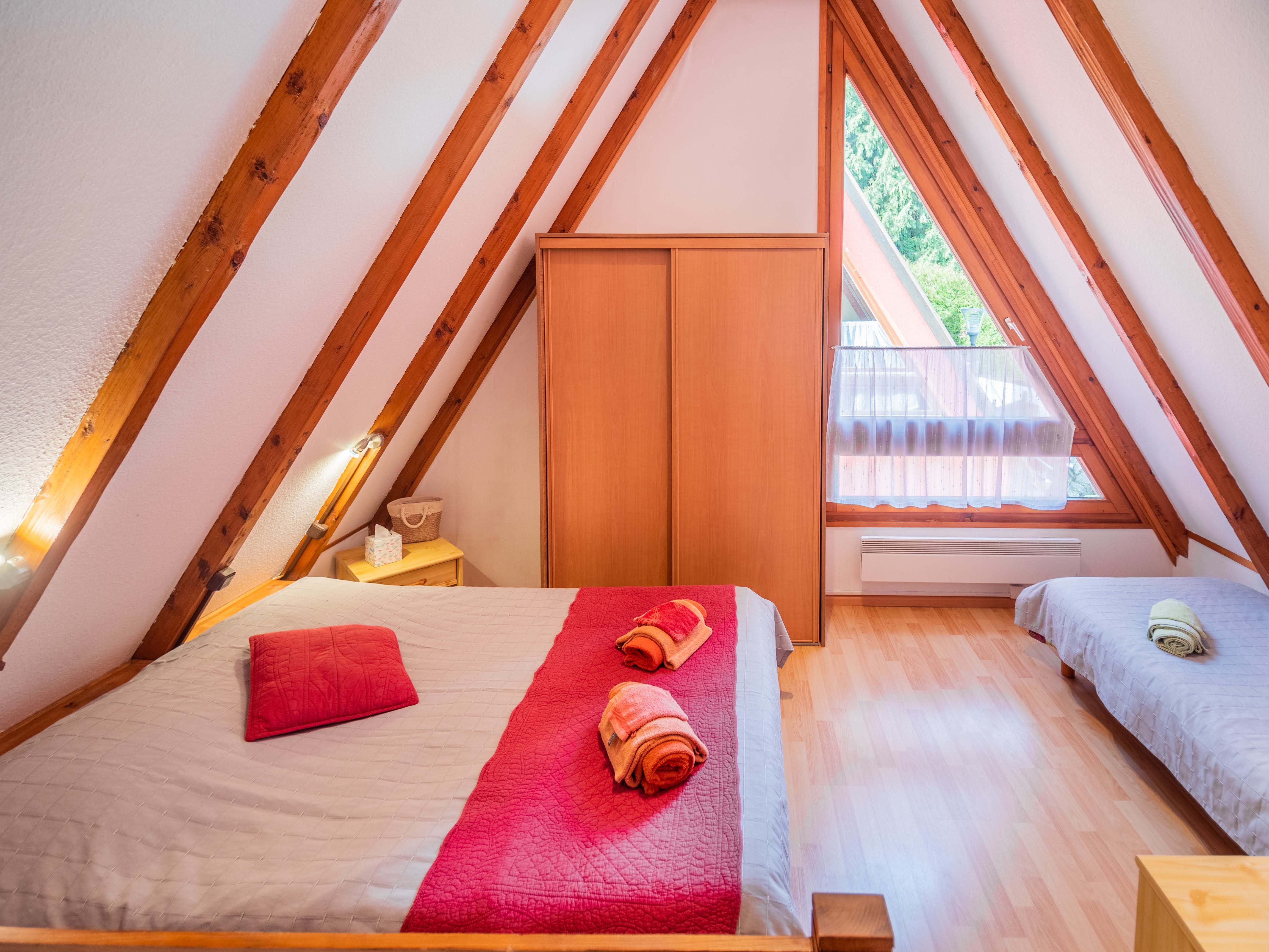 Chambre en mezzanine (1 lit double et 1 lit simple)