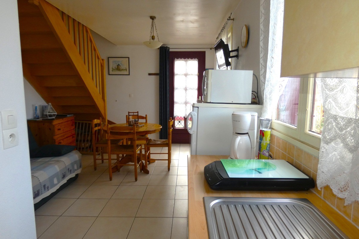 Cuisine bien équipée avec tout le nécessaire de vaisselle, plaque induction, four, micro-ondes, lave-vaisselle, combiné réfrigérateur-congélateur.