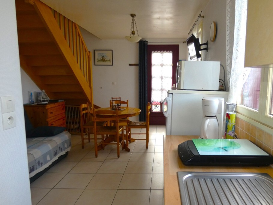 Cuisine bien équipée avec tout le nécessaire de vaisselle, plaque induction, four, micro-ondes, lave-vaisselle, combiné réfrigérateur-congélateur.