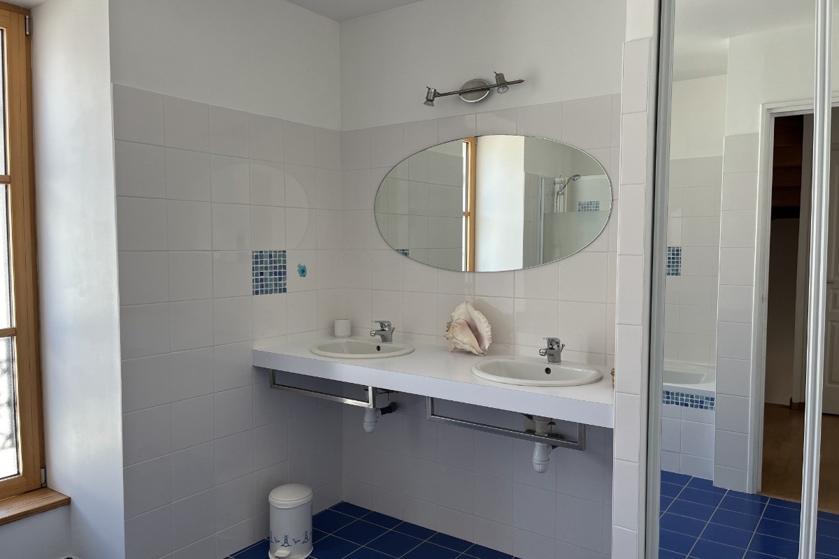 une salle de bain au 1er étage