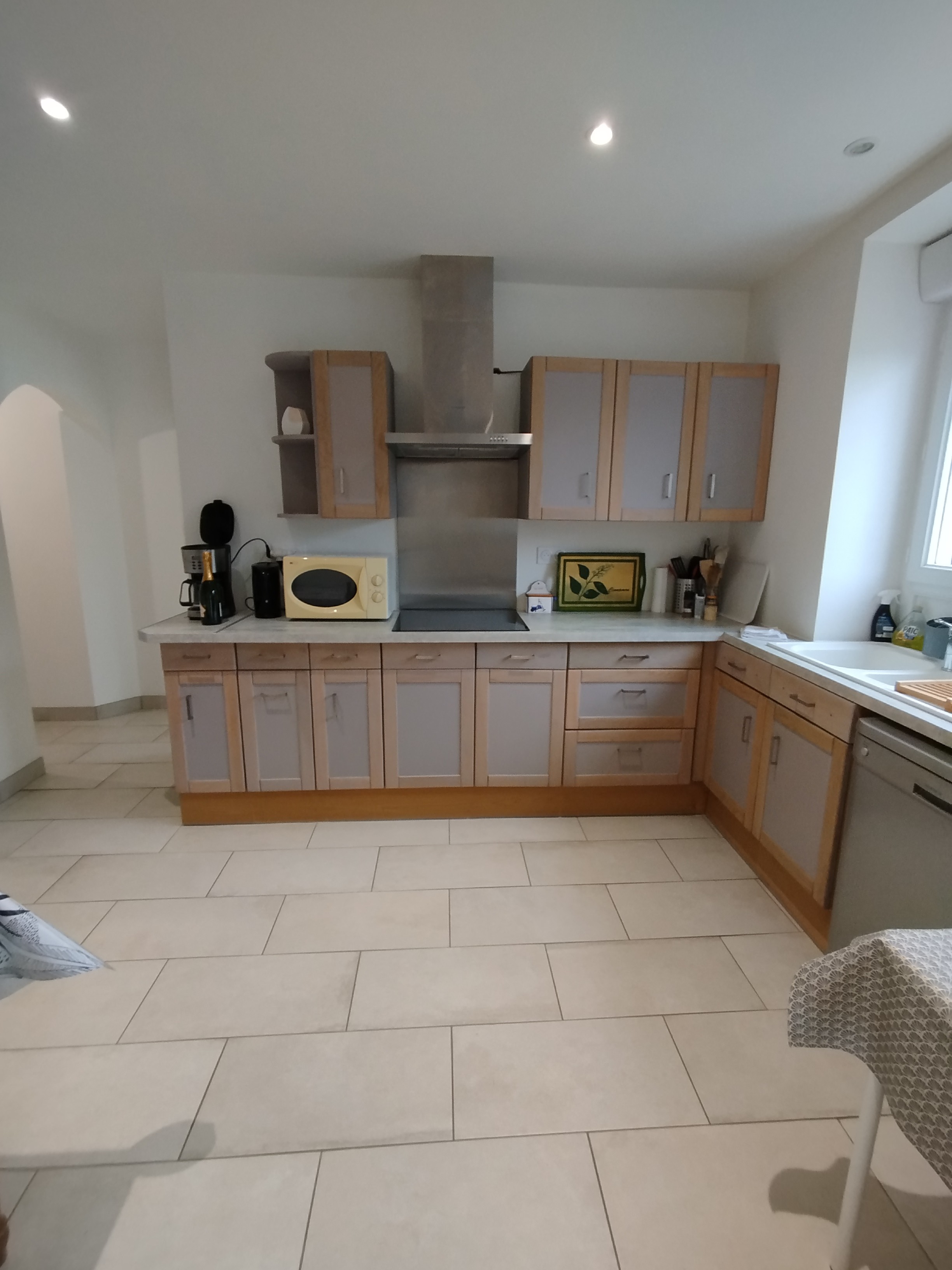 cuisine équipée, plaque de cuisson, micro onde, frigo congélateur, lave vaisselle, cafetière, bouilloir, grille pain