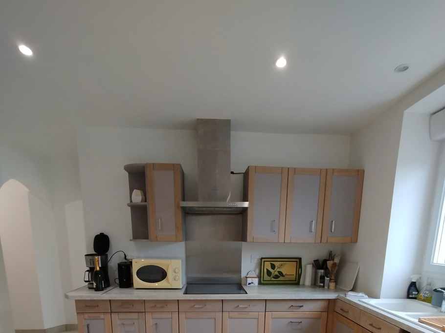 cuisine équipée, plaque de cuisson, micro onde, frigo congélateur, lave vaisselle, cafetière, bouilloir, grille pain