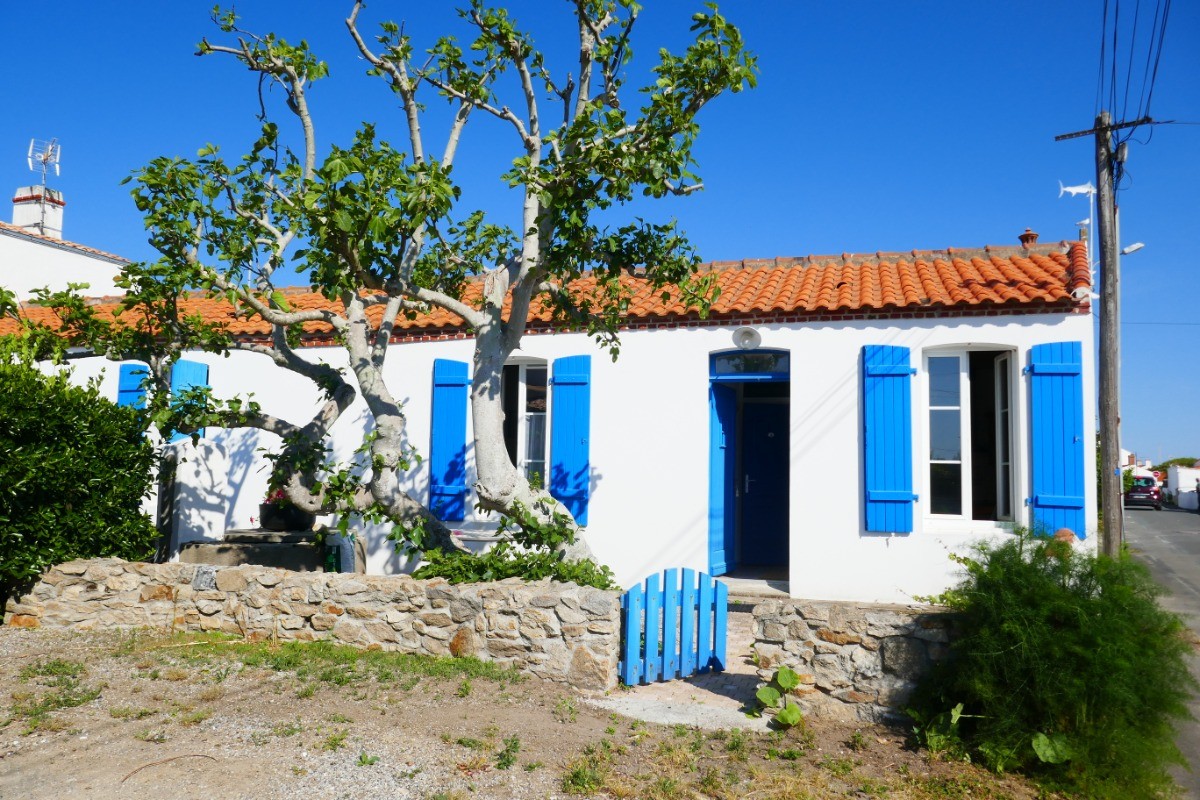 Devanture de la maison (place de parking devant le muret)