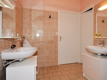 Salle d'eau vaste avec deux accès lavabos et salle de douche indépendante