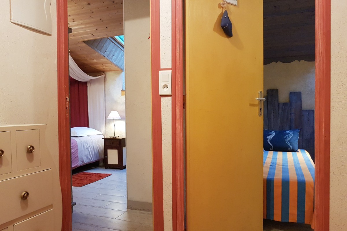 Chambre lit 160 cm à gauche et chambre 2 lits 90 cm à droite. Chacune dispose de sa salle d'eau.