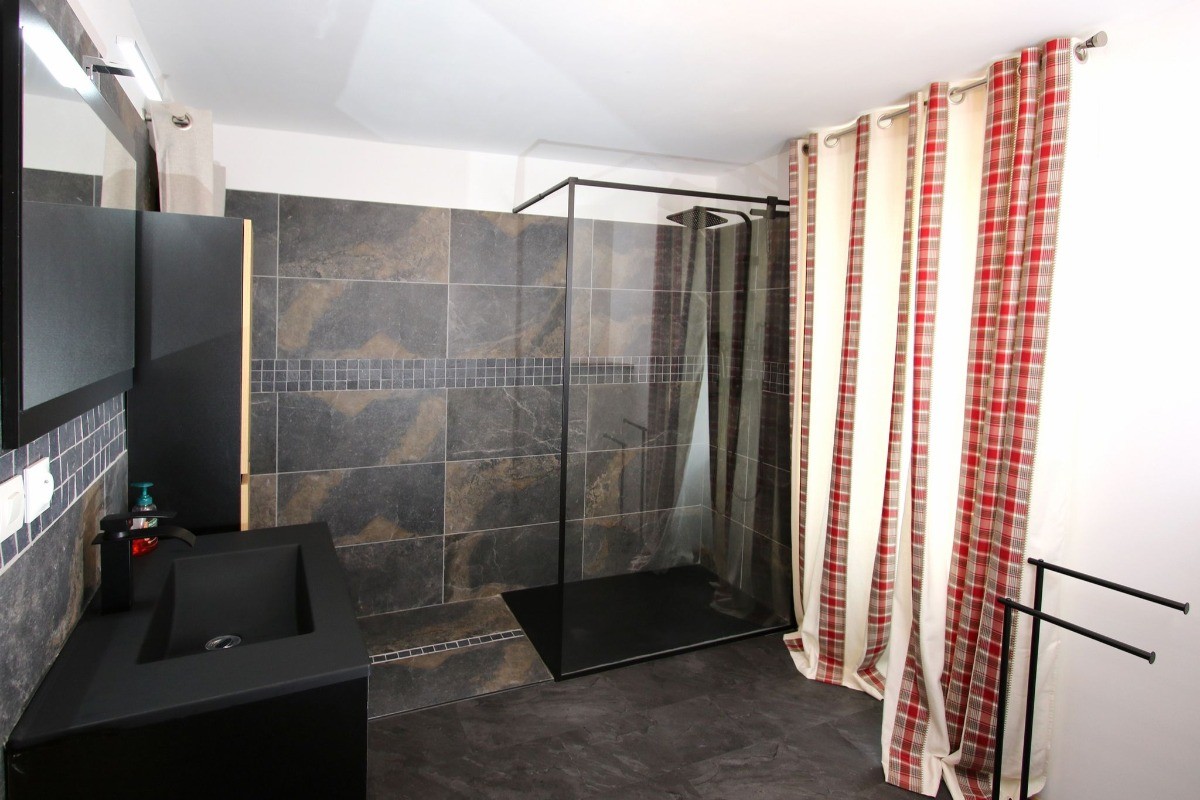 Salle d'eau moderne avec douche à l'italienne