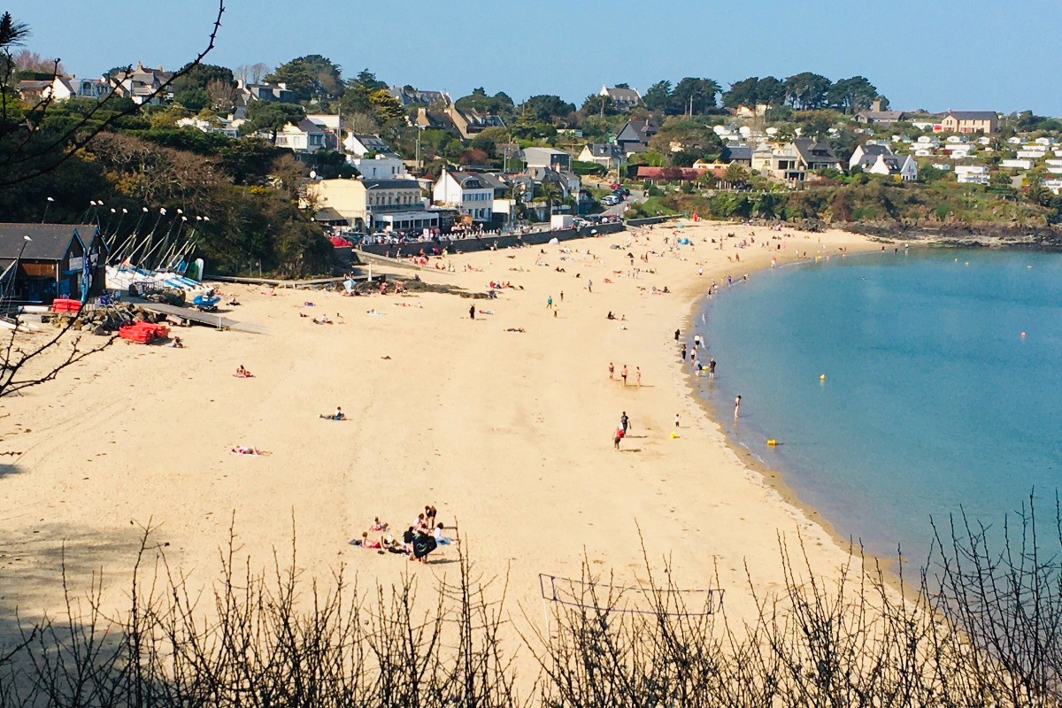 The Port-Mer beach in Cancale, 600 metres from the house, is easily accessible with a pushchair. Restaurants, nautical centre (paddle and kayak hire) and sailing school.
Photo credits : LEGEAIS