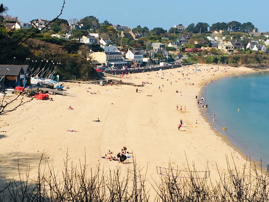The Port-Mer beach in Cancale, 600 metres from the house, is easily accessible with a pushchair. Restaurants, nautical centre (paddle and kayak hire) and sailing school.
Photo credits : LEGEAIS