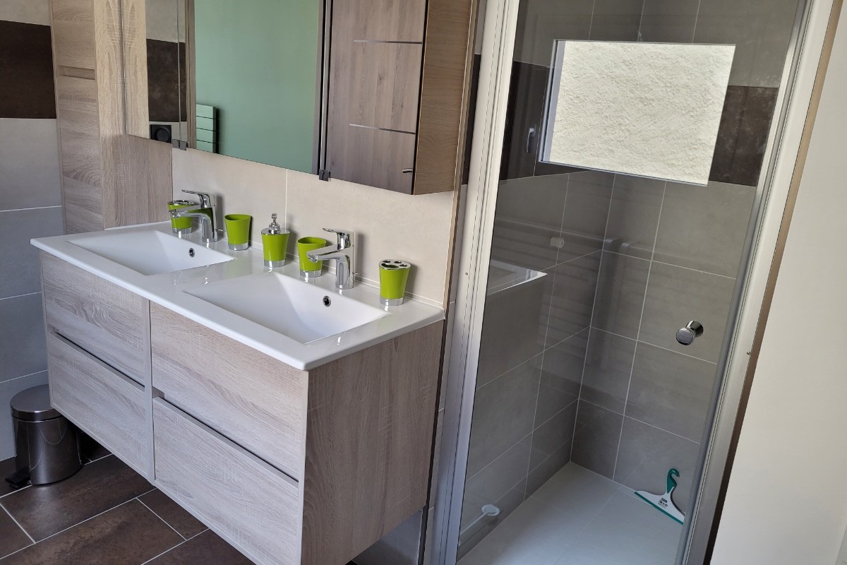 Salle d'eau RDC avec douche à l'italienne