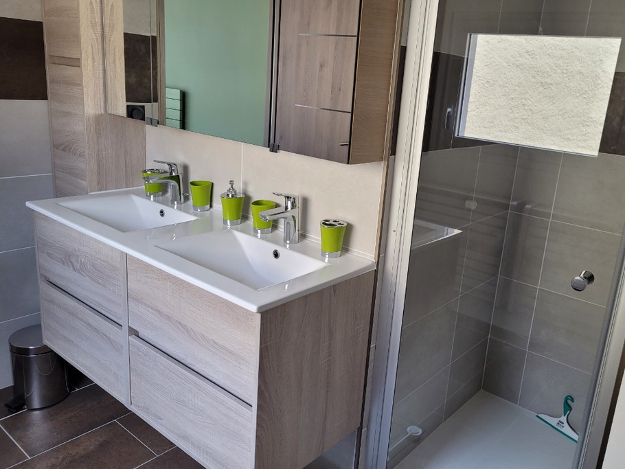 Salle d'eau RDC avec douche à l'italienne