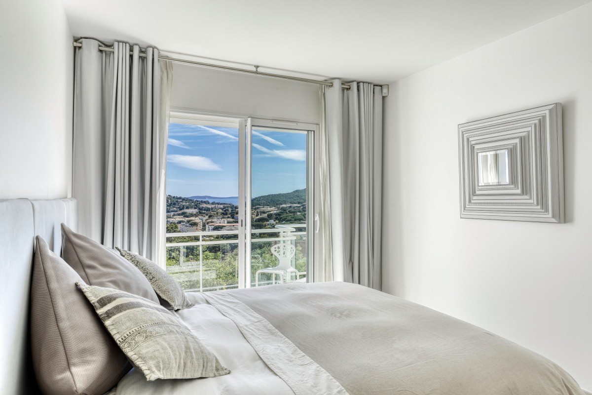 Chambre matrimoniale (lit de 180x200) à l'étage en prolongement de la pièce de vie avec vue mer panoramique du balcon. Climatisation (chaud/froid), stores électriques et double rideaux obscurcissants