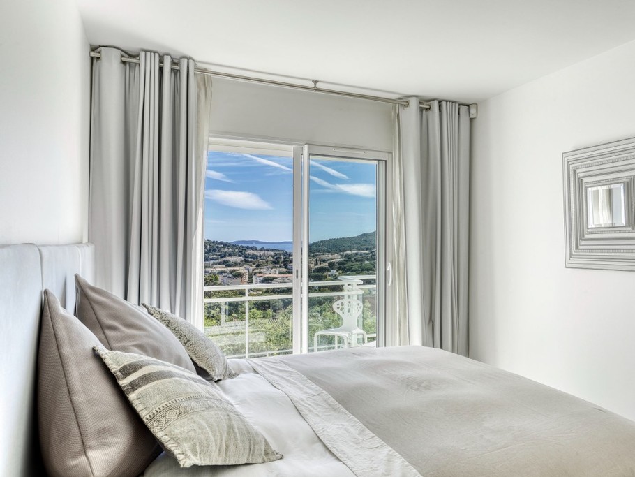 Chambre matrimoniale (lit de 180x200) à l'étage en prolongement de la pièce de vie avec vue mer panoramique du balcon. Climatisation (chaud/froid), stores électriques et double rideaux obscurcissants