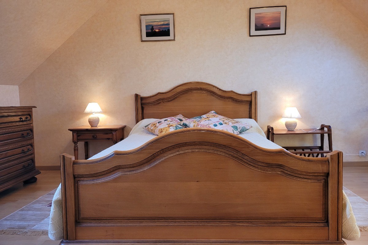 Guezou, Location à Plouha, Clévacances, chambre de l'étage (droite) avec lit double