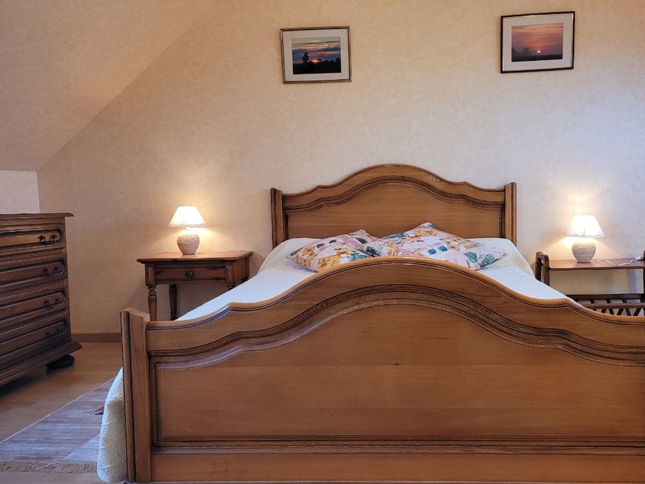 Guezou, Location à Plouha, Clévacances, chambre de l'étage (droite) avec lit double