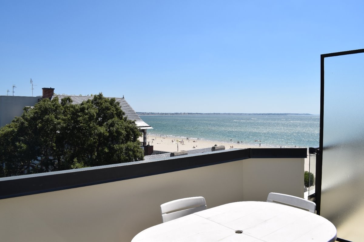 Terrasse  9 m² vue latérale mer plage benoit La Baule