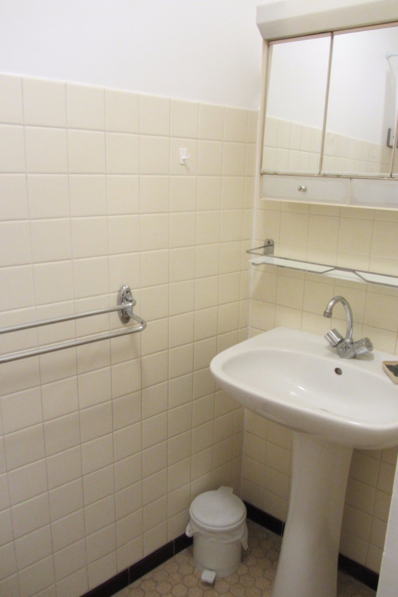 Salle de bains avec baignoire