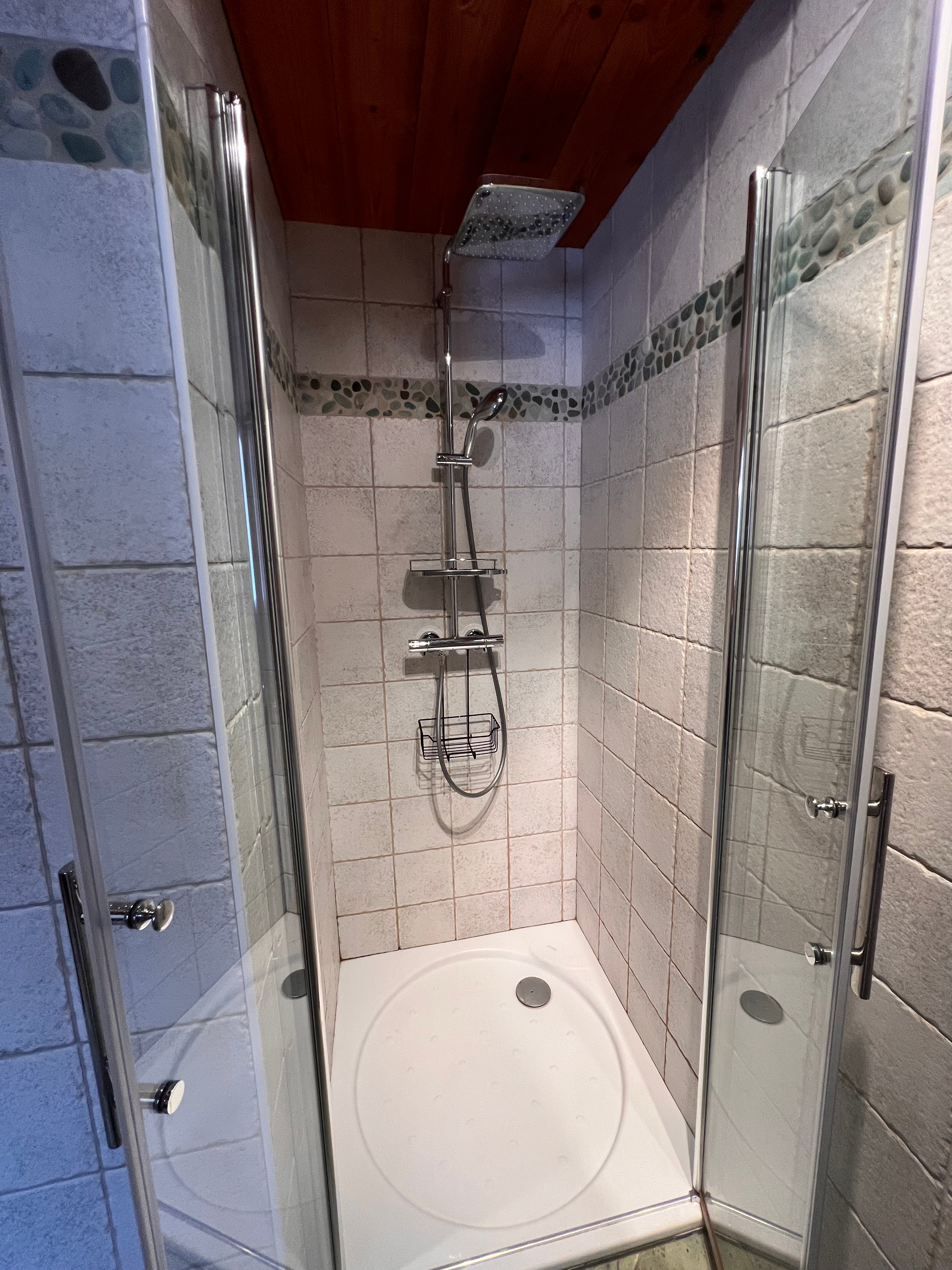 salle de bain n°2 avec douche