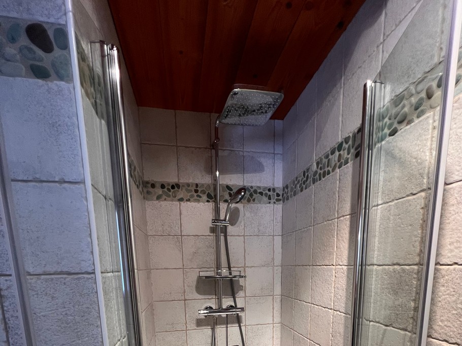 salle de bain n°2 avec douche