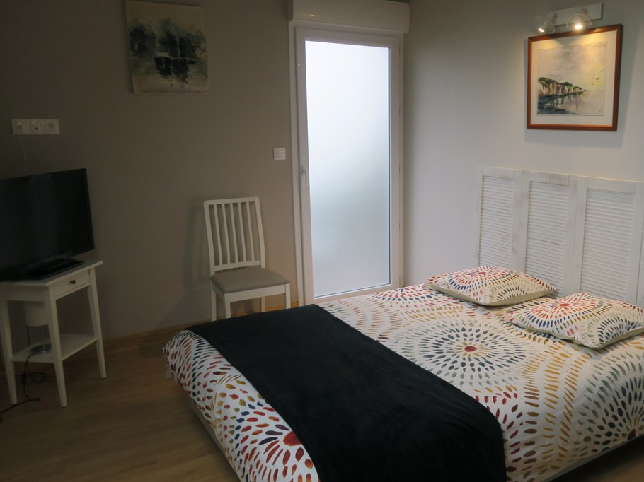 chambre principale avec accès au balcon