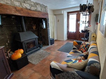 entrée de la maison avec poêle à bois