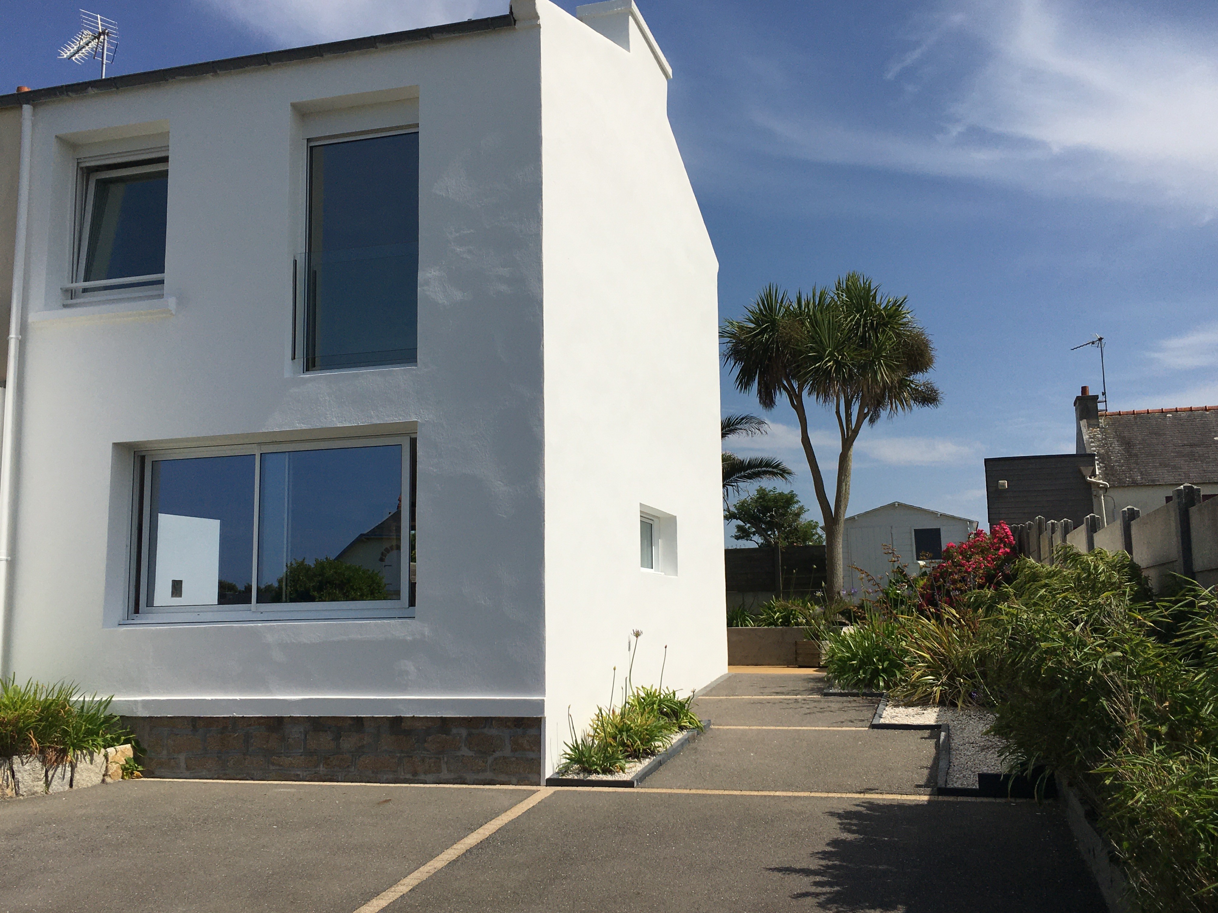 Façade principale, avec place de stationnement.