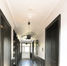 L'entrée principale et son couloir