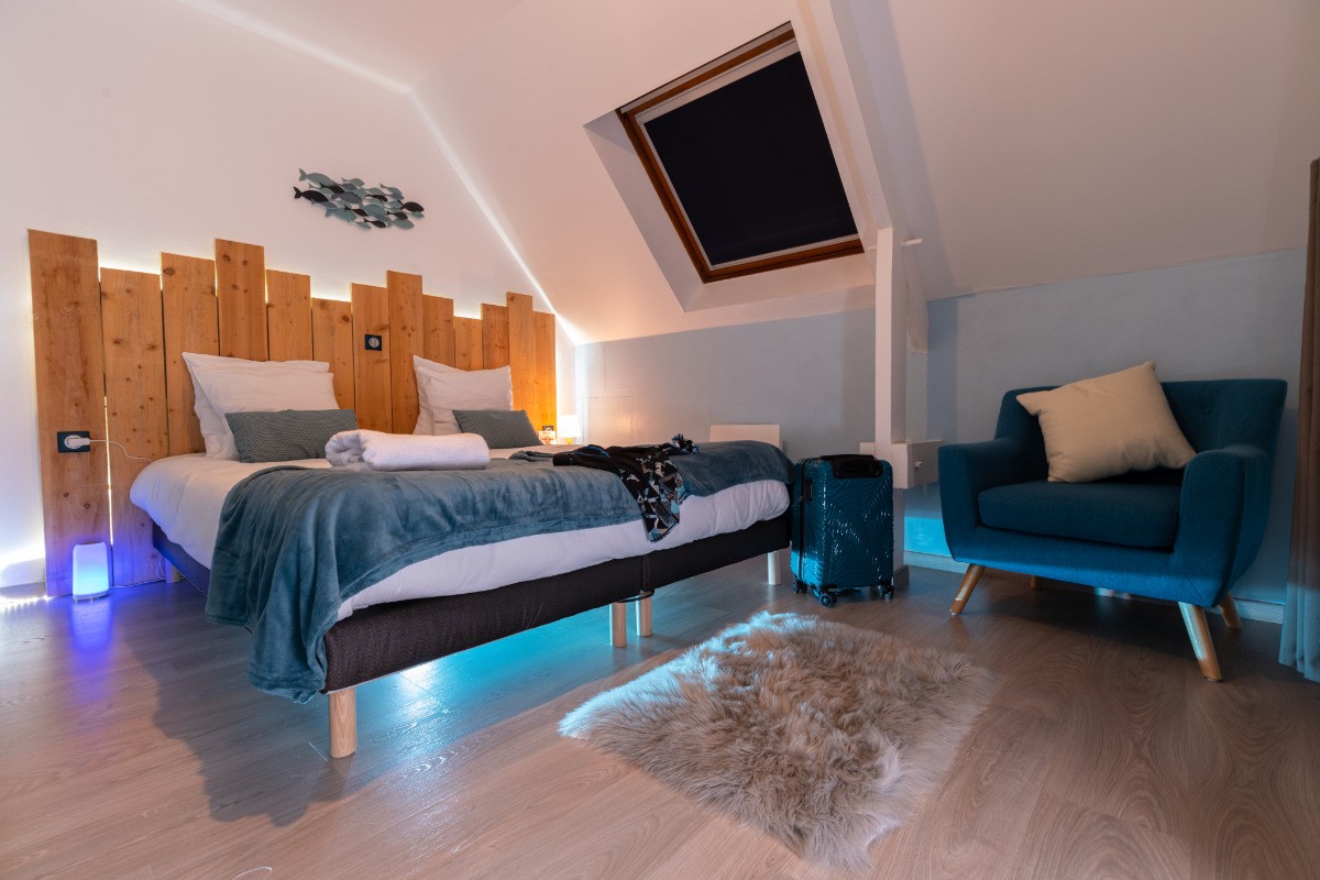 Chambre 3 étage, lit 90*200 séparé jumelable. liseuse avec tablette pour recharge téléphone tablette. Volets roulants electrique. Literies et couettes de qualité hotellière
