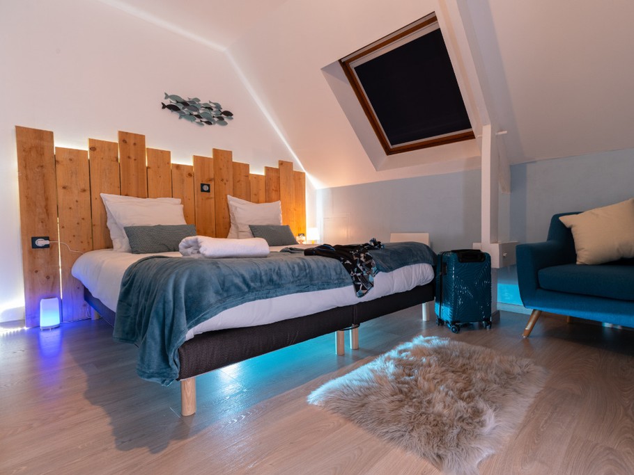 Chambre 3 étage, lit 90*200 séparé jumelable. liseuse avec tablette pour recharge téléphone tablette. Volets roulants electrique. Literies et couettes de qualité hotellière