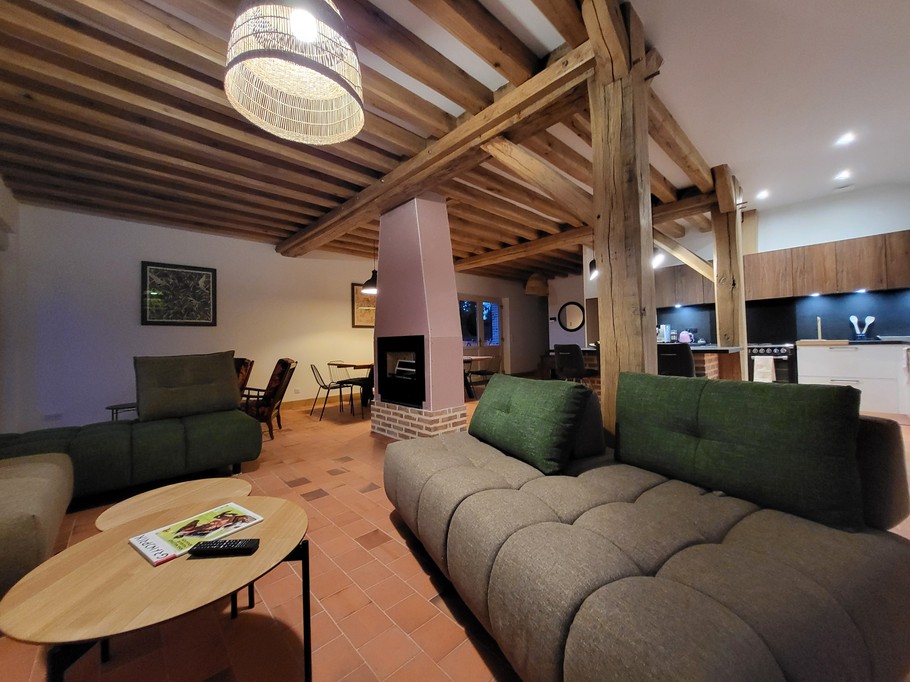 Gite de La Chouette, vue d'ensemble salon télévision avec Wifi