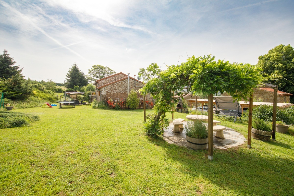 Jardin avec tonnelle et balancelle