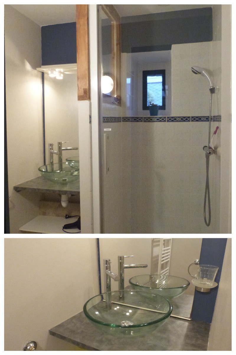 La salle d'eau (WC séparés) en rez-de-chaussée.